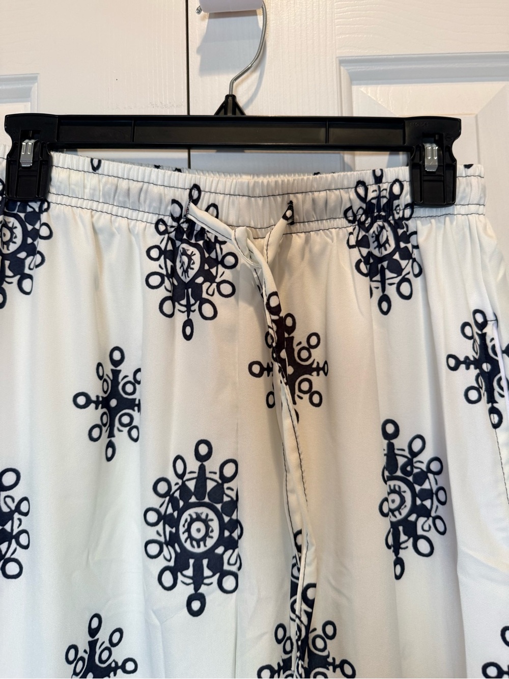 Women's Wide Leg Printed Drawstring Pants with Pockets White with Black Motif - Picture 4 of 4